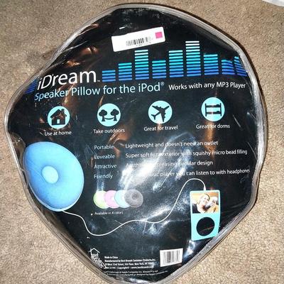 NIB COMPACT CD PLAYER AND SPEAKER PILLOW FOR IPOD