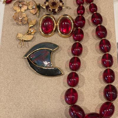 Large bead necklace, earrings and brooches