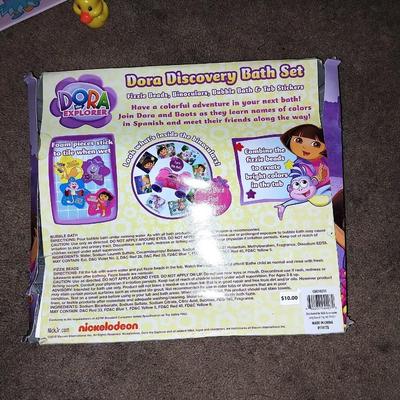 NEW DORA DISCOVERY BATHSET AND DORA TIN CARRIER