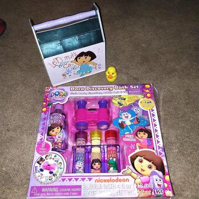 NEW DORA DISCOVERY BATHSET AND DORA TIN CARRIER