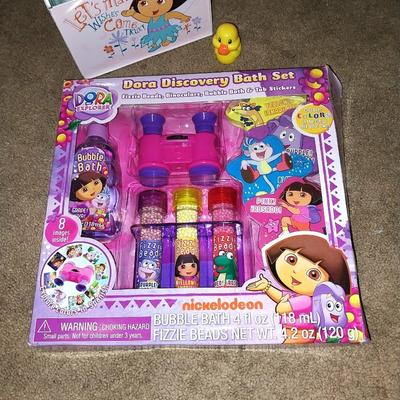 NEW DORA DISCOVERY BATHSET AND DORA TIN CARRIER