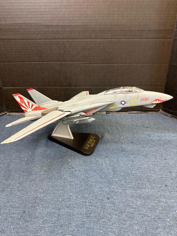 Lot 1317 F- 14 tomcat scale model 1:48 | EstateSales.org