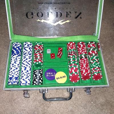 MAXIM 3PC 35MM CAMARA OUTFIT AND CASE OF POKER CHIPS