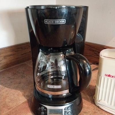 PROGRAMMABLE COFFEE MAKER AND AN ELECTRIC GRINDER