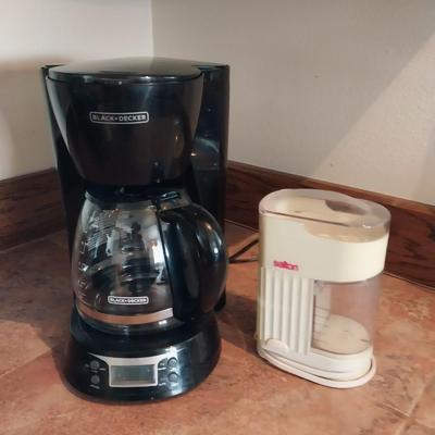 PROGRAMMABLE COFFEE MAKER AND AN ELECTRIC GRINDER