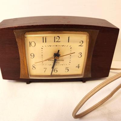Lot #16 Vintage GE Telechron Bedside Clock - 1960's