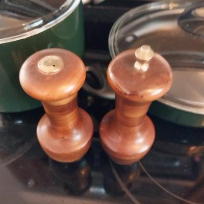 MEGAWARE BY RONDINE SKILLET, LARGE POT AND WOODEN SALT AND PEPPER MILL