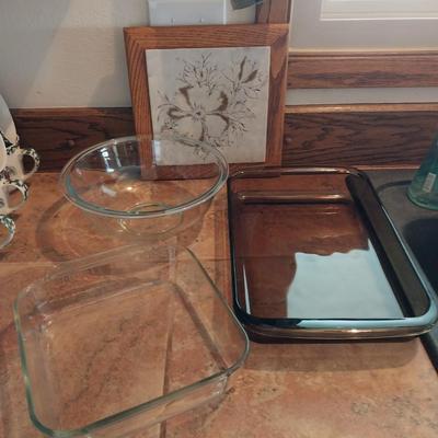 GLASS BAKING DISHES AND A TILE AND WOOD HOT PLATE