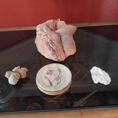 STONE/ROCK CANDLE HOLDER, COASTERS AND 2 COLLECTIBLE STONES/FOSSILS