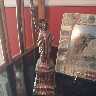 BRONZE STYLE STATUE OF LIBERTY, MOUNT RUSHMORE IN STONE FRAME AND NYLON COLORADO FLAG