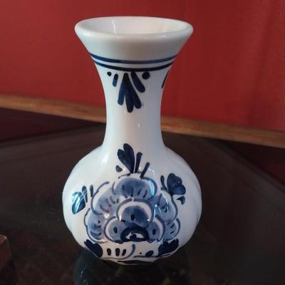 SMALL SIGNED CLAY POT, DELFT BLUE VASE AND TILE TOP CHEESE BOARD