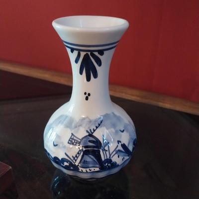 SMALL SIGNED CLAY POT, DELFT BLUE VASE AND TILE TOP CHEESE BOARD