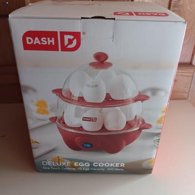 New Dash Deluxe egg cooker 12 egg capacity