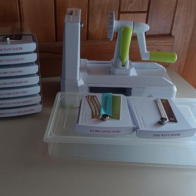 Brieftons 10 Blade Spiralizer / Food chopper Stainless Steel Blades with storage organizer and lidded container