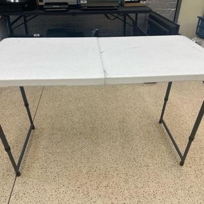 Lot 1415 lifetime 4 foot folding table