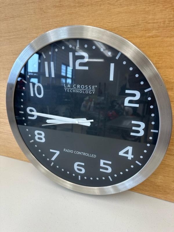 Lot 1381 lacrosse technology, radio controlled clock