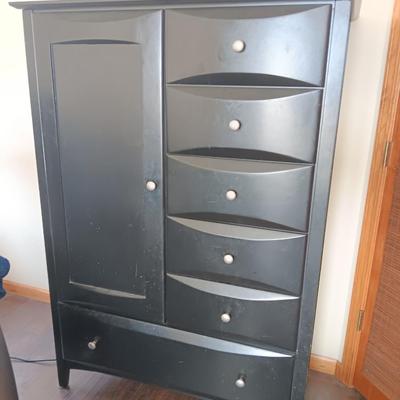 Six drawer Harlem Furniture chest of drawers with in-door shelving - Expresso colored