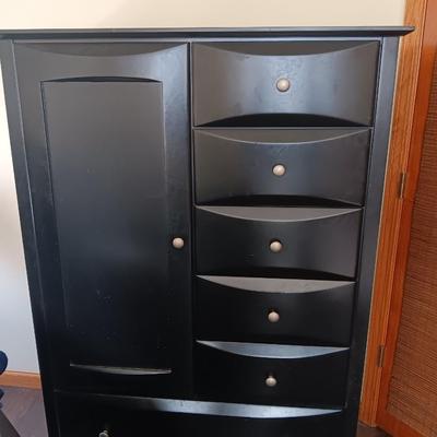 Six drawer Harlem Furniture chest of drawers with in-door shelving - Expresso colored