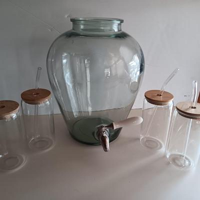Glass beverage dispenser with four glasses