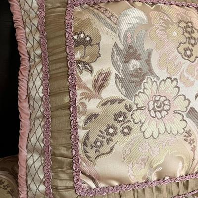 J.C. PENNEY ~ Queen Size Luxury Comforter 4 Piece Set