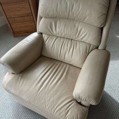 Lot 1077, La-Z-Boy leather recliner