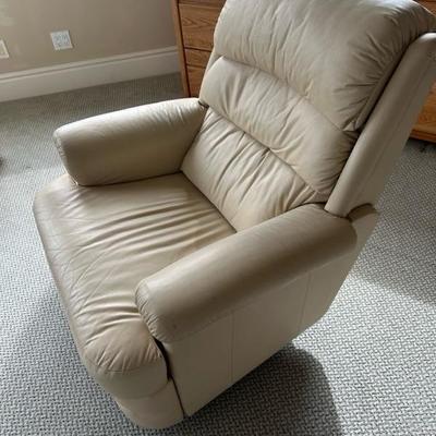 Lot 1077, La-Z-Boy leather recliner