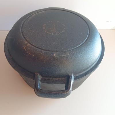 Cast Iron Traditional 1931 Michelangelo 2 in 1 Dutch oven with skillet lid