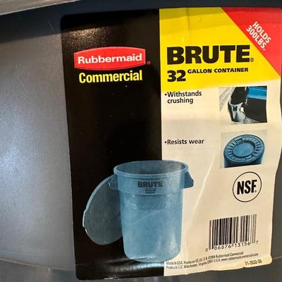 Lot 1501 32-gallon Rubbermaid Brute trash can with lid