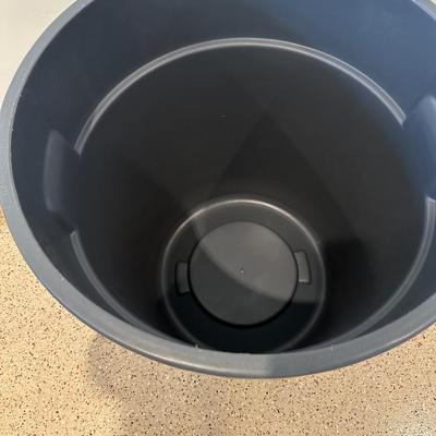 Lot 1502 32-gallon Rubbermaid Brute trash can with lid