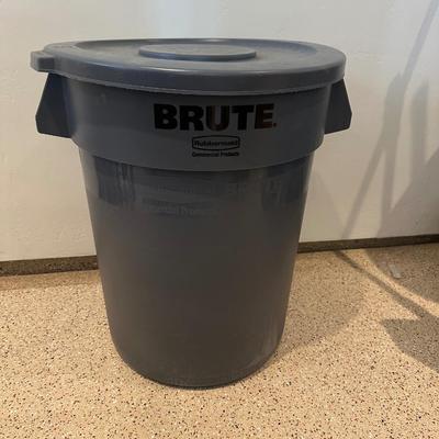 Lot 1504 32-gallon Rubbermaid Brute trash can with lid