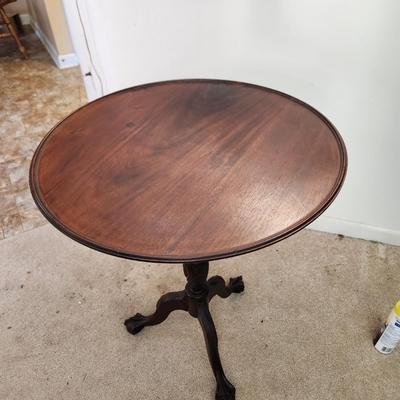 Vintage Round Tilt Table 23