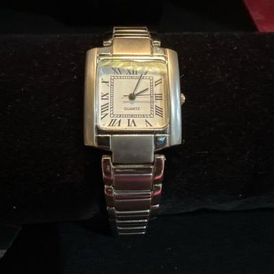 Lot 948 2 necklaces and quartz watch