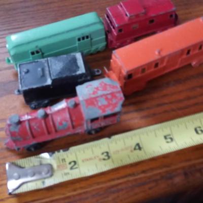 LOT 11 OLD METAL TOY TRAIN