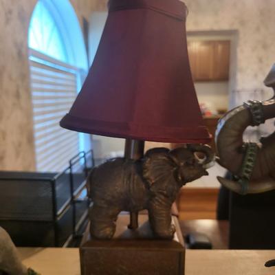 3 Elephant Statues with Elephant Lamp