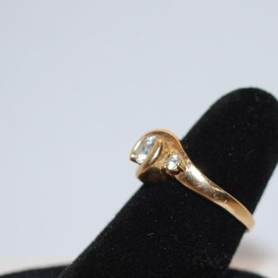 10k GOLD 3-Stones Cubic Zirconia Ring on a Yellow/Gold Band (3.1g) Size: 5