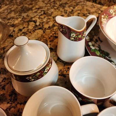 Sakura Splendor Christmas Holly China Complete Serving set for 8