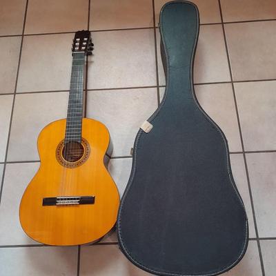 Classical Acoustic Alvar Regent by Alvarez Guitar with guitar case