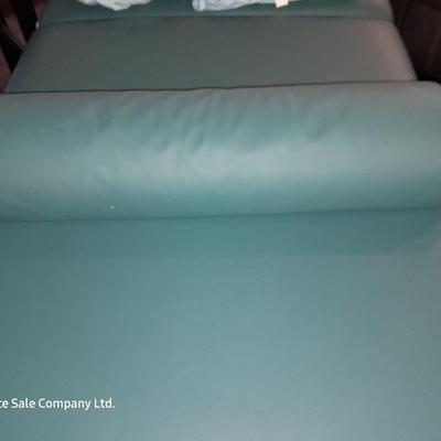 Like new - Oak works portable Shiatsu Massage table with accessories and storage / travel bag