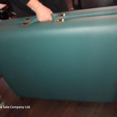 Like new - Oak works portable Shiatsu Massage table with accessories and storage / travel bag