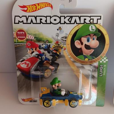 New in package -HotWheels MarioKart Luigi Mach 8 & Mario standard Kart