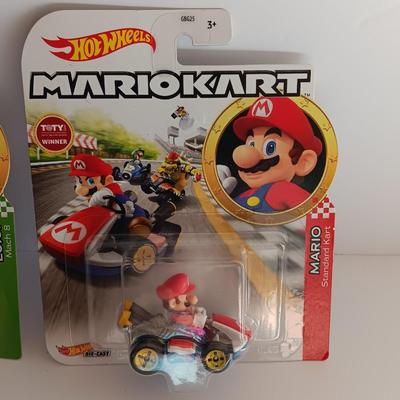 New in package -HotWheels MarioKart Luigi Mach 8 & Mario standard Kart