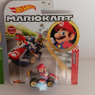 New in package -HotWheels MarioKart Luigi Mach 8 & Mario standard Kart