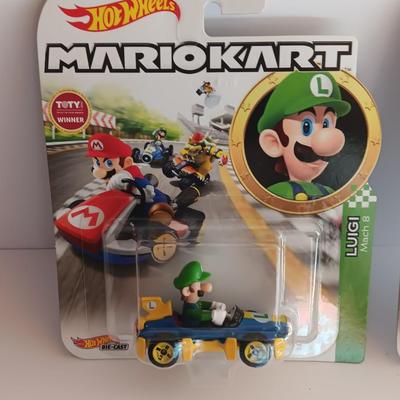 New in package -HotWheels MarioKart Luigi Mach 8 & Mario standard Kart