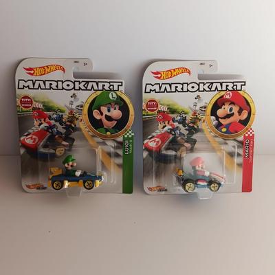 New in package -HotWheels MarioKart Luigi Mach 8 & Mario standard Kart