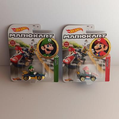 New in package -HotWheels MarioKart Luigi Mach 8 & Mario standard Kart