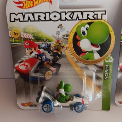 New in package -HotWheels MarioKart Yoshi B Dasher and Koopa Troopa Circuit Special