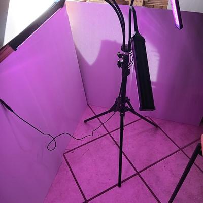 4 arm adjustable LED Plant grow light with tripod.