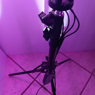 4 arm adjustable LED Plant grow light with tripod.