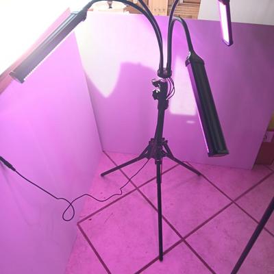 4 arm adjustable LED Plant grow light with tripod.
