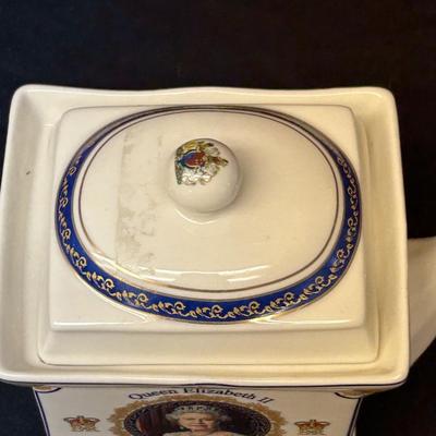 Queen Elizabeth diamond Jubilee teapot. The Best of Royal Souvenirs from London.